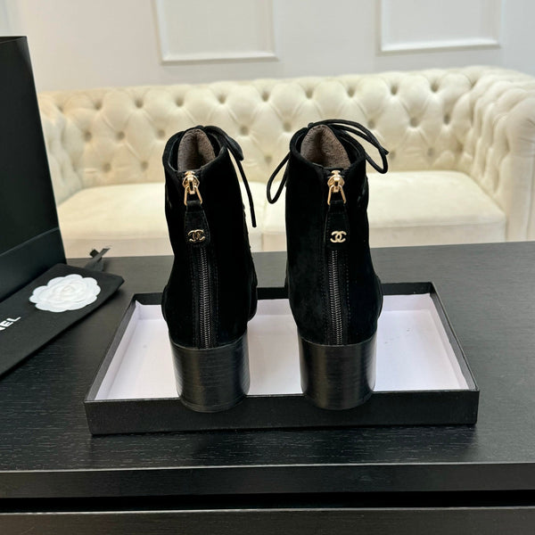 CC LACE-UP SHORT BOOTS IN BLACK SUEDE