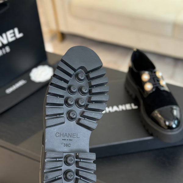CC OXFORD SHOES IN BLACK SUEDE AND CALFSKIN WITH PEARL CHAIN