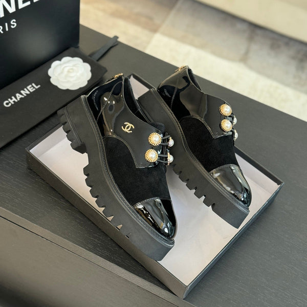 CC OXFORD SHOES IN BLACK SUEDE AND CALFSKIN WITH PEARL CHAIN