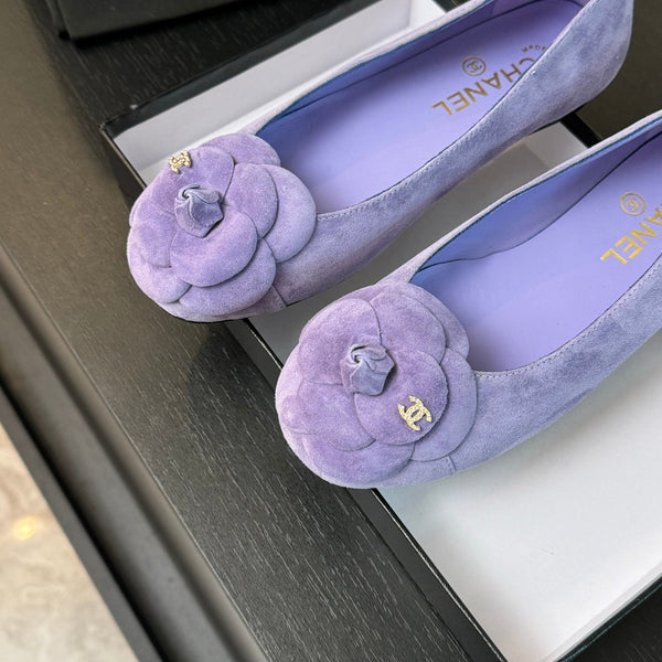 BALLET FLATS IN PASTEL PURPLE SUEDE WITH CAMELLIA