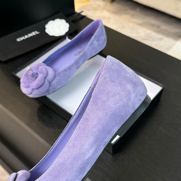 BALLET FLATS IN PASTEL PURPLE SUEDE WITH CAMELLIA