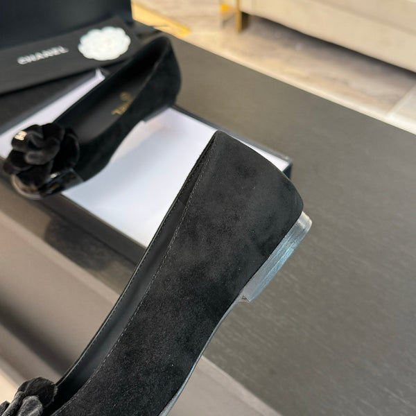 BALLET FLATS IN BLACK SUEDE WITH CAMELLIA