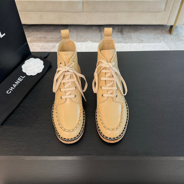 Stivaletti CC Beige con Catena in Pelle di Vitello