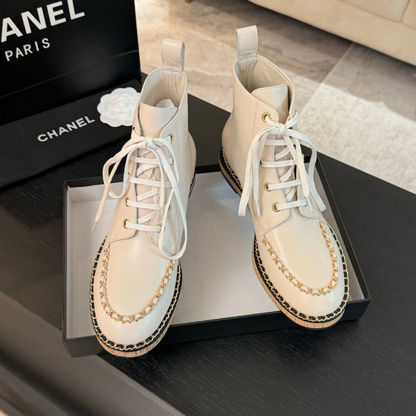 Stivaletti CC bianchi con catena in pelle di vitello