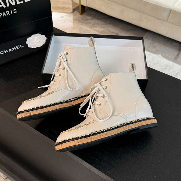 Stivaletti CC bianchi con catena in pelle di vitello