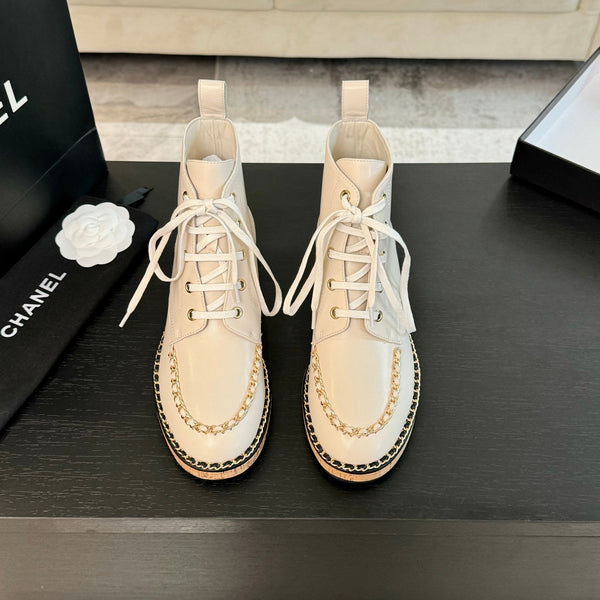 Stivaletti CC bianchi con catena in pelle di vitello