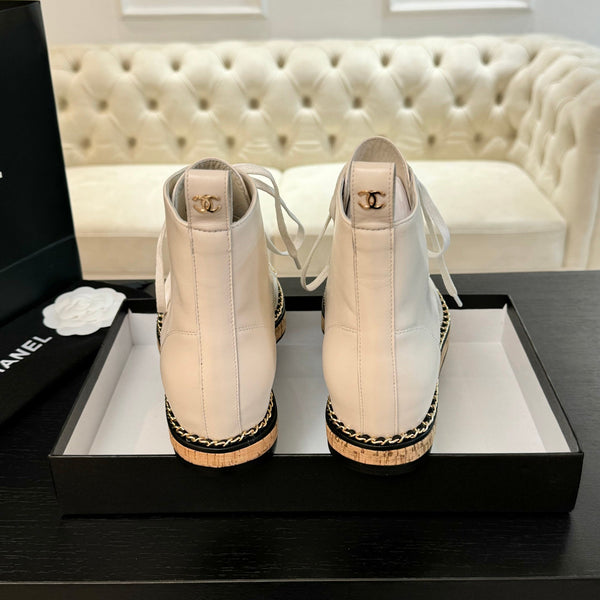 Stivaletti CC bianchi con catena in pelle di vitello