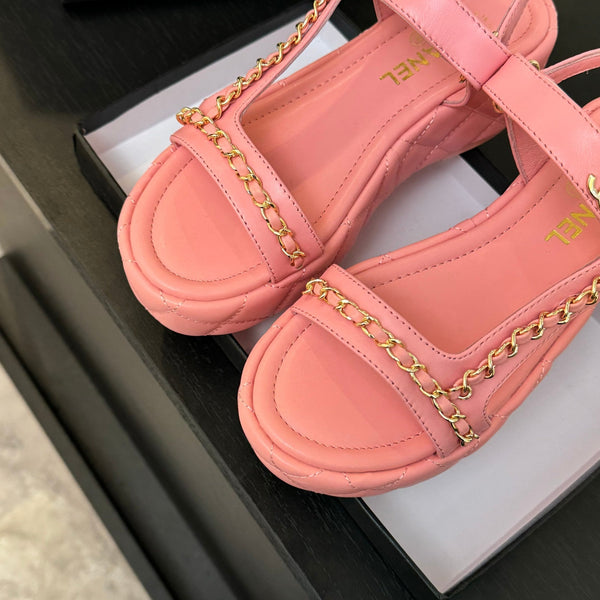 FLAT SANDALS IN SALMON PINK LAMBSKIN WITH GOLD CHAIN