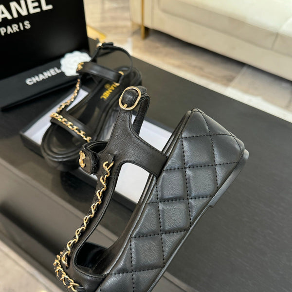 SANDALI BASSI IN PELLE DI AGNELLO NERA CON CATENA ORO