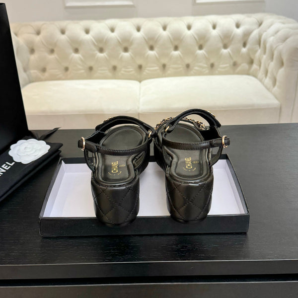 SANDALI BASSI IN PELLE DI AGNELLO NERA CON CATENA ORO