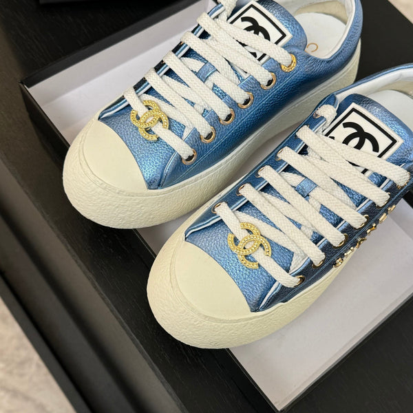 SCARPE DA BISCOTTO CON TESTA GRANDE IN PELLE DI AGNELLO BLU OTTANIO E BIANCO
