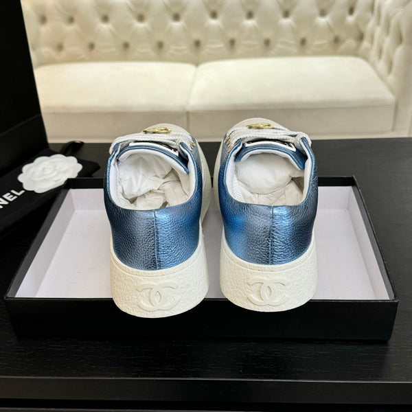 SCARPE DA BISCOTTO CON TESTA GRANDE IN PELLE DI AGNELLO BLU OTTANIO E BIANCO