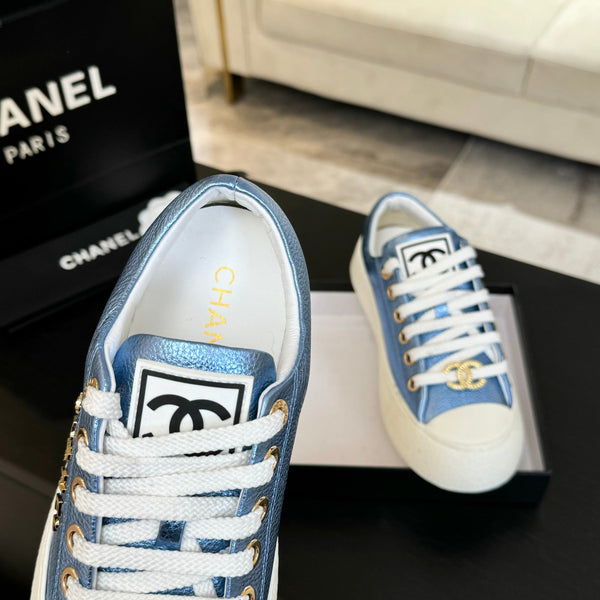 SCARPE DA BISCOTTO CON TESTA GRANDE IN PELLE DI AGNELLO BLU OTTANIO E BIANCO