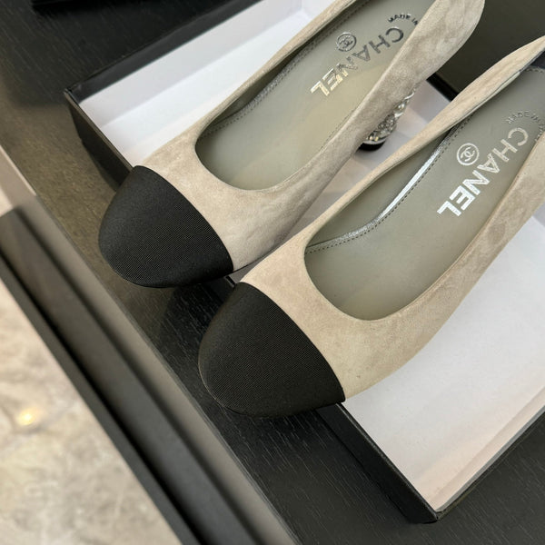 SANDALI CON TACCO ALTO 85 MM IN CAMOSCIO GRIGIO CHIARO E TESSUTO NERO