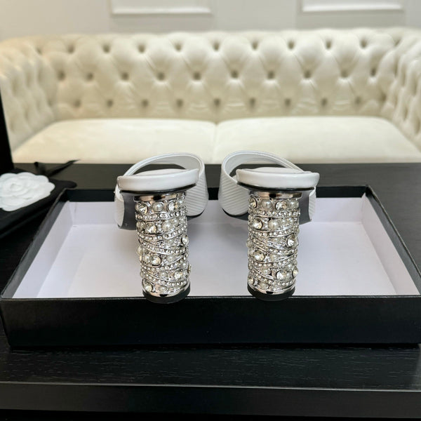 SANDALI CON CINTURINO A T E TACCO DI PERLE DA 85 MM IN PELLE DI AGNELLO BIANCA