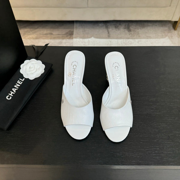 SANDALI CON CINTURINO A T E TACCO DI PERLE DA 85 MM IN PELLE DI AGNELLO BIANCA