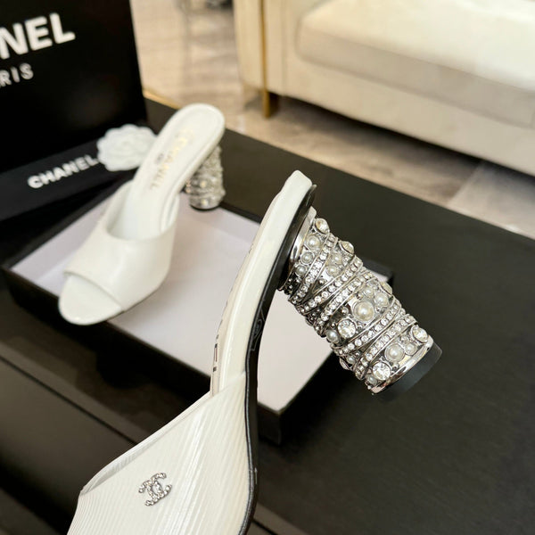 SANDALI CON CINTURINO A T E TACCO DI PERLE DA 85 MM IN PELLE DI AGNELLO BIANCA