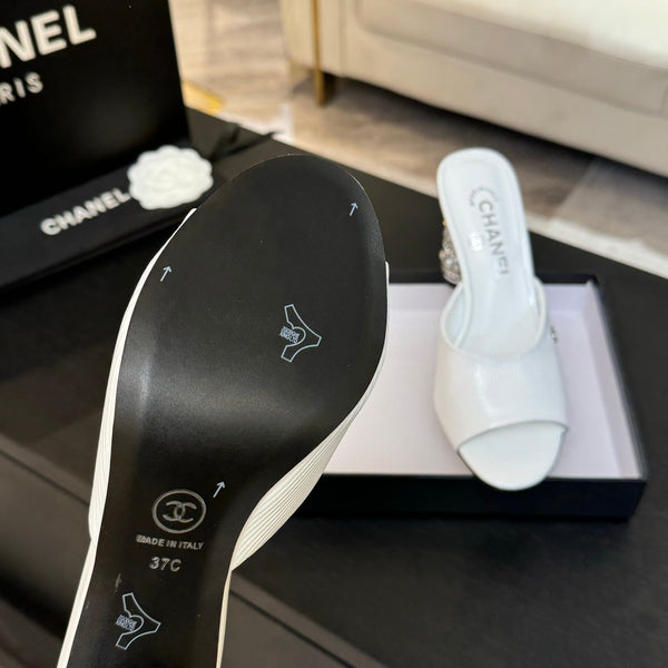 SANDALI CON CINTURINO A T E TACCO DI PERLE DA 85 MM IN PELLE DI AGNELLO BIANCA