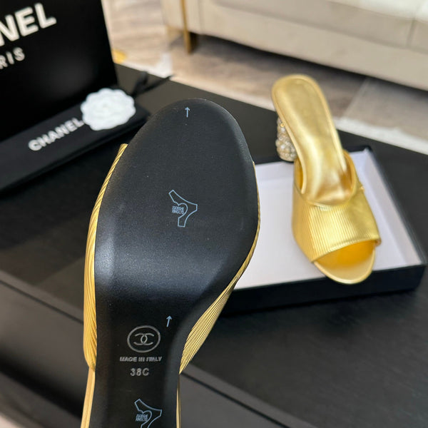 SANDALI CON CINTURINO A T E TACCO DI PERLE DA 85 MM IN PELLE DI AGNELLO ORO