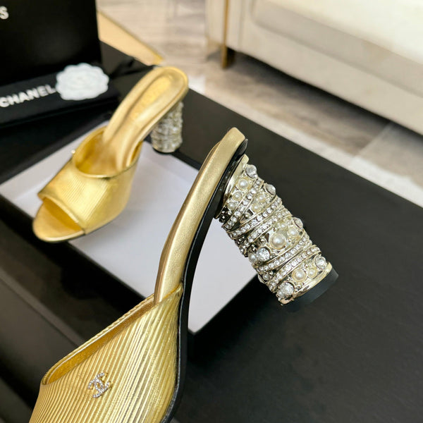 SANDALI CON CINTURINO A T E TACCO DI PERLE DA 85 MM IN PELLE DI AGNELLO ORO