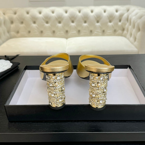 SANDALI CON CINTURINO A T E TACCO DI PERLE DA 85 MM IN PELLE DI AGNELLO ORO