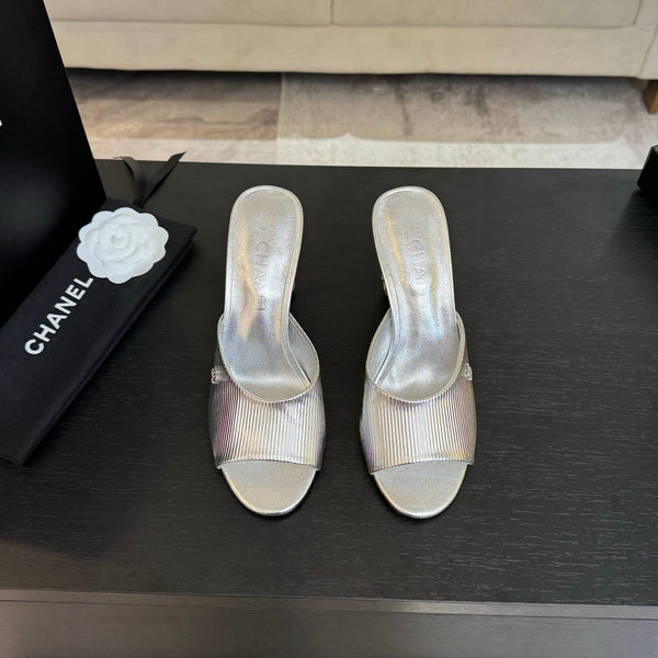 SANDALI IN PELLE DI AGNELLO ARGENTO CON CINTURINO A T E TACCO DI PERLE DA 85 MM