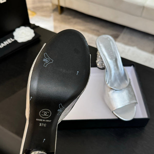 SANDALI IN PELLE DI AGNELLO ARGENTO CON CINTURINO A T E TACCO DI PERLE DA 85 MM