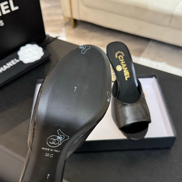 SANDALI CON CINTURINO A T E TACCO DI PERLE DA 85 MM IN PELLE DI AGNELLO NERA