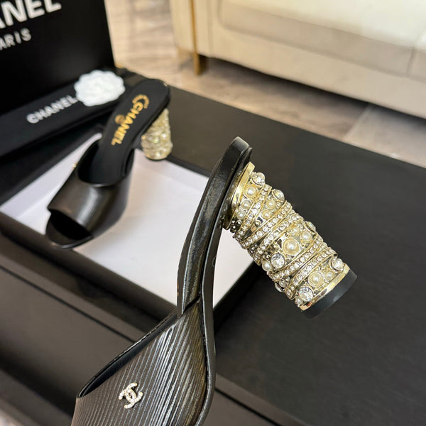 SANDALI CON CINTURINO A T E TACCO DI PERLE DA 85 MM IN PELLE DI AGNELLO NERA