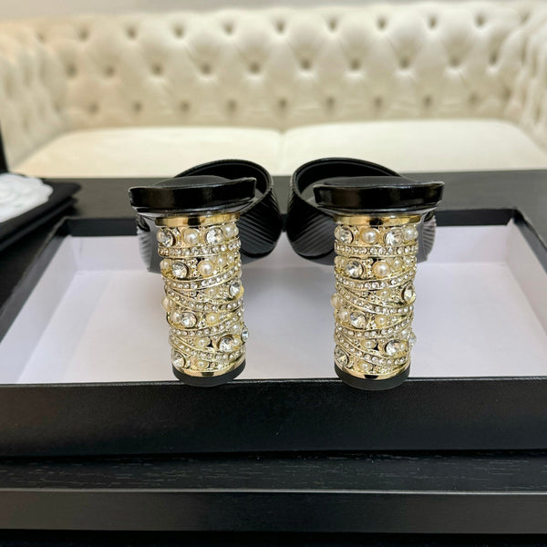 SANDALI CON CINTURINO A T E TACCO DI PERLE DA 85 MM IN PELLE DI AGNELLO NERA