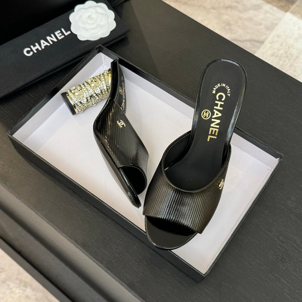 SANDALI CON CINTURINO A T E TACCO DI PERLE DA 85 MM IN PELLE DI AGNELLO NERA