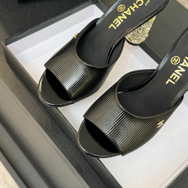 SANDALI CON CINTURINO A T E TACCO DI PERLE DA 85 MM IN PELLE DI AGNELLO NERA