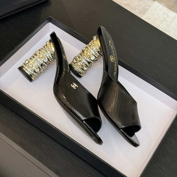 SANDALI CON CINTURINO A T E TACCO DI PERLE DA 85 MM IN PELLE DI AGNELLO NERA