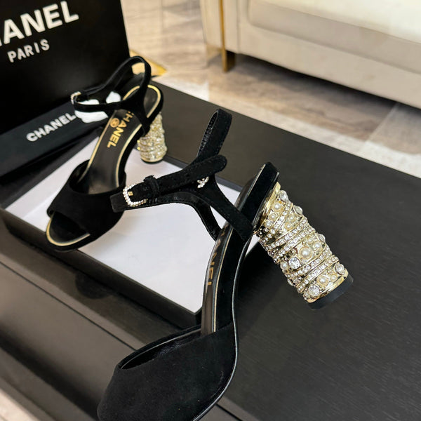 SANDALI CON CINTURINO A T E TACCO DI PERLE DA 85 MM IN CAMOSCIO NERO