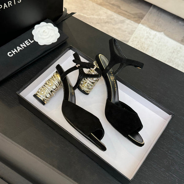 SANDALI CON CINTURINO A T E TACCO DI PERLE DA 85 MM IN CAMOSCIO NERO