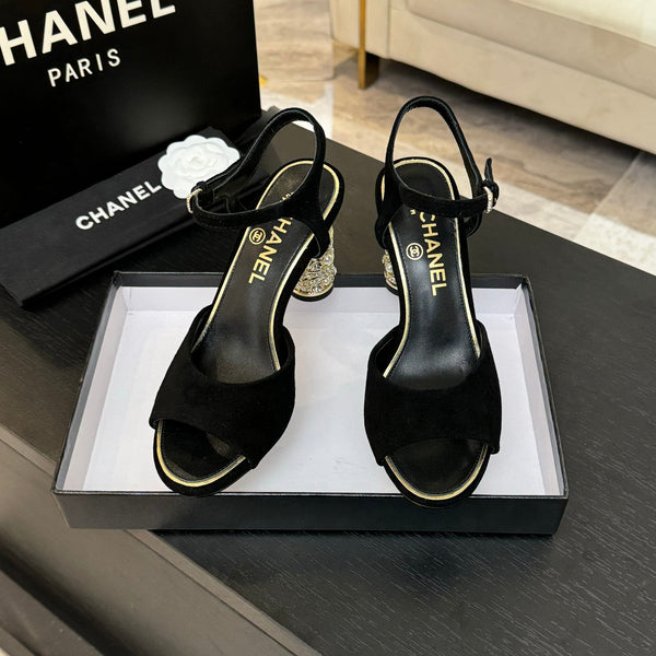 SANDALI CON CINTURINO A T E TACCO DI PERLE DA 85 MM IN CAMOSCIO NERO