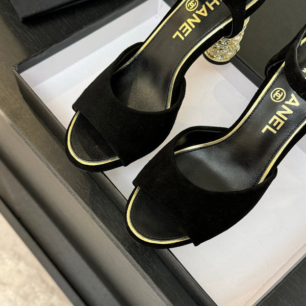 SANDALI CON CINTURINO A T E TACCO DI PERLE DA 85 MM IN CAMOSCIO NERO