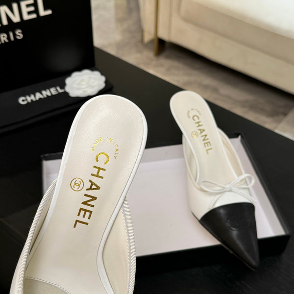 CC 26s Métiers d'Art Pointed-Toe Mule White Black Sheepskin 700619