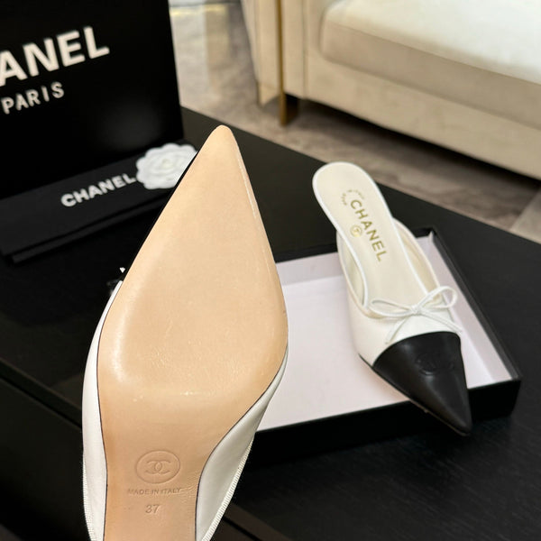 CC 26s Métiers d'Art Pointed-Toe Mule White Black Sheepskin 700619