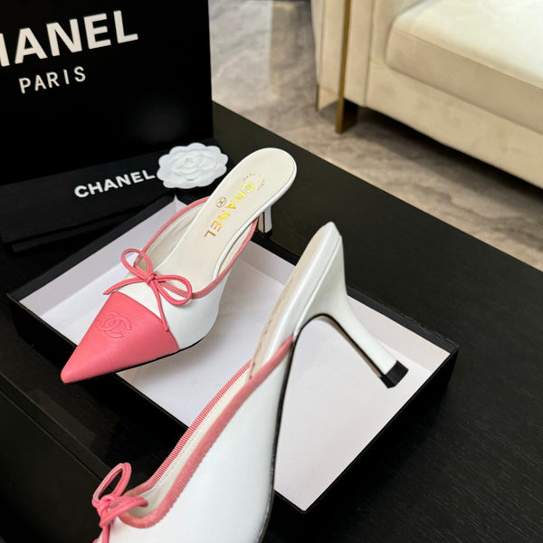 CC 26s Métiers d'Art Mule à bout pointu en peau de mouton blanc rose 700620