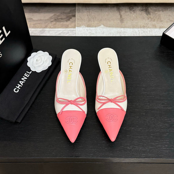 CC 26s Métiers d'Art Mule à bout pointu en peau de mouton blanc rose 700620