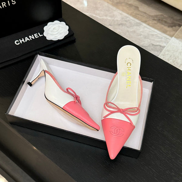 CC 26s Métiers d'Art Mule à bout pointu en peau de mouton blanc rose 700620