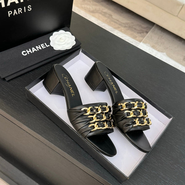 CC 25B Sandali con tacco 50mm in pelle di pecora nera con catena 373819