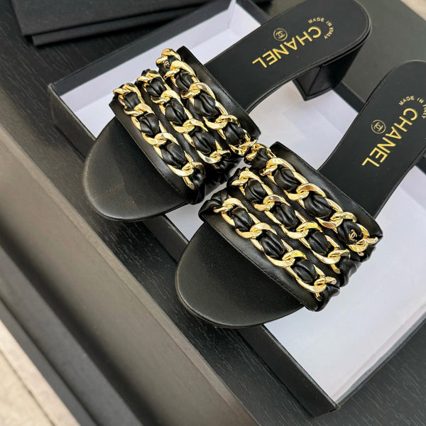 CC 25B Sandali con tacco 50mm in pelle di pecora nera con catena 373819