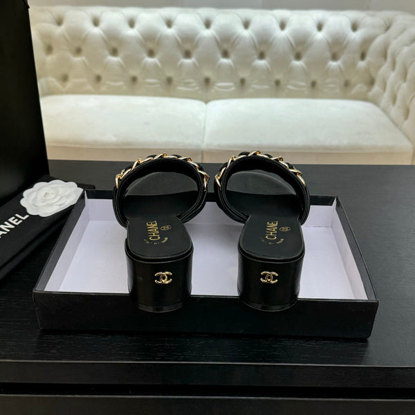 CC 25B Sandali con tacco 50mm in pelle di pecora nera con catena 373819