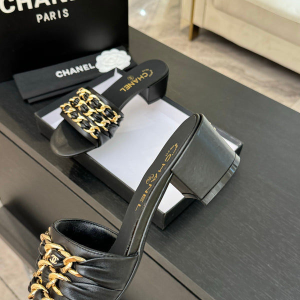 CC 25B Sandali con tacco 50mm in pelle di pecora nera con catena 373819