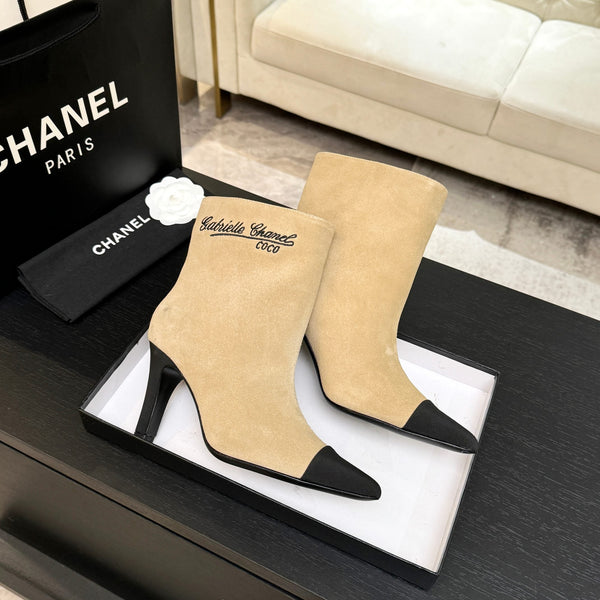 CC Gabrielle Chanel Bottines 8,5 cm Daim beige Tissu noir