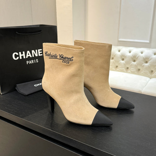 CC Gabrielle Chanel Bottines 8,5 cm Daim beige Tissu noir