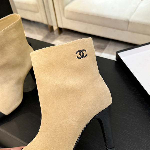 CC Gabrielle Chanel Bottines 8,5 cm Daim beige Tissu noir