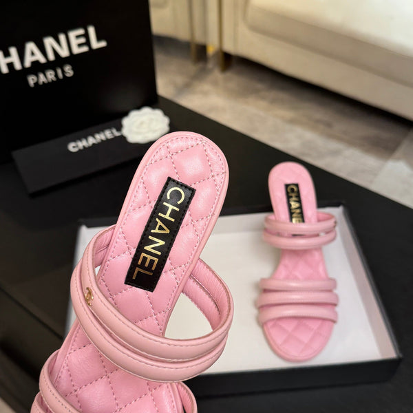 CC 26C Sandales Double C en peau de mouton rose